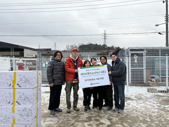 ▲지난 15일 경기도 파주에 위치한 빅독포레스트에서 수의사 설채현(오른쪽 첫번째)과 배우 이기우(왼쪽 두번째)가 사료 후원을 진행하고 기념촬영을 하고 있다. / 사진=DB손해보험 DB손보, 설채현·이기우와 유기견보호소 사료 후원