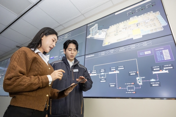 ▲에스원 직원이 AI 빌딩 에너지 솔루션을 활용해 건물 에너지 사용 현황을 실시간 모니터링하고 있다. / 사진=에스원 ‘AI 빌딩 에너지 솔루션’, 한파 속 건물 운영 부담 해결사 부상