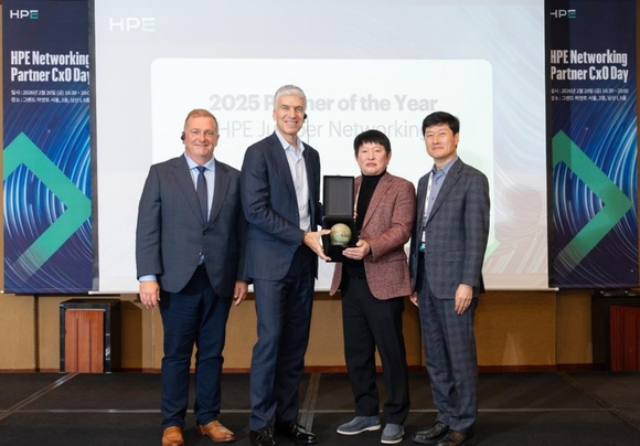 ▲아이크래프트가 HPE 네트워킹 부문 올해의 파트너상을 수상했다고 밝혔다. (왼쪽부터) HPE 네트워킹 Rami Rahim EVP, President & GM, HPE Mark Ablett, APAC Vice President, 아이크래프트 박우진 회장, HPE 네트워킹 코리아 채기병 GM&Country Manager / 사진=아이크래프트 아이크래프트, HPE 네트워킹 부문 ‘올해의 파트너상’ 수상