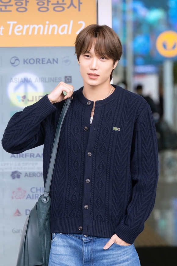 엑소 카이, FW26 공항패션 공개…라코스테 케이블 가디건 착용