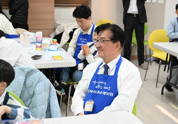 ▲NH농협손해보험은 16일 서울시 은평구 소재 ‘꿈나무마을 초록꿈터’를 방문해 시설 아동들을 대상으로 미술교육 활동 ‘왕구와 함께 그리는 희망스케치’를 진행했다. / 사진=NH농협손보 NH농협손보, 왕구와 함꼐 그리는 희망스케치 진행