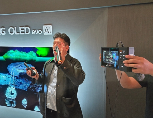 [현장] 83인치인데 22kg대…LG전자, 무선 올레드 TV W6 공개