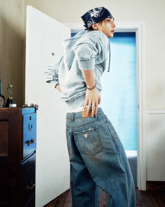 게스, 스트레이 키즈 현진과 새 데님 캠페인 공개
