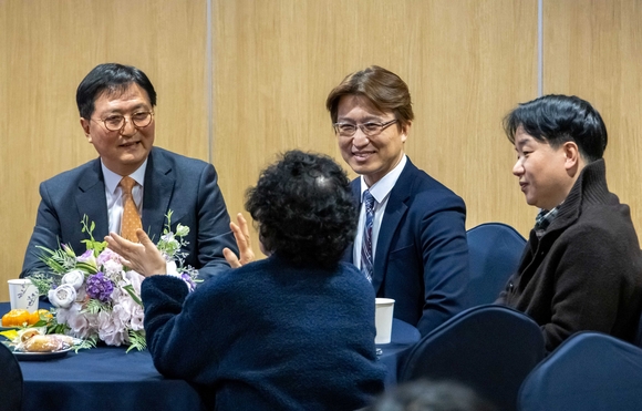 ▲지난 28일 오전 박상신 DL이앤씨 대표(왼쪽 첫 번째)가 경기 성남 소재 상대원2구역 사업설명회장을 찾아 조합원에게 사업 조건을 직접 설명하고 있다. / 사진=DL이앤씨 박상신 DL이앤씨 대표, 상대원2구역 현장 방문…사업 정상화 강조