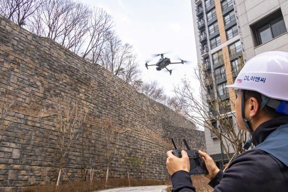 ▲DL이앤씨 직원이 수도권의 한 아파트 입주 현장에서 육안 점검이 어려운 옹벽, 비탈면 등을 드론을 활용해 세밀하게 점검하고 있다. / 사진=DL이앤씨 DL이앤씨, 국토부 하심위 ‘4년 연속 하자판정’ 제로 실현