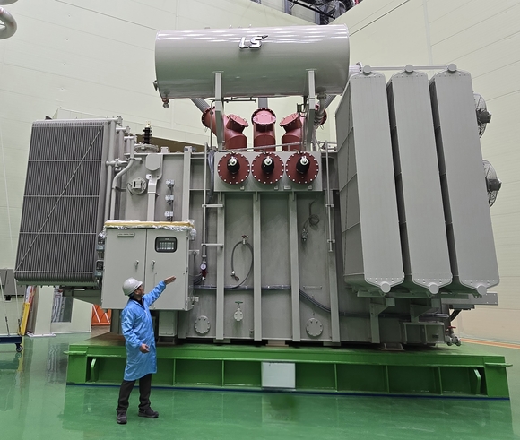 ▲LS파워솔루션 울산 사업장에서 관계자가 초고압 변압기를 소개하는 모습 / 사진=LS일렉트릭 LS일렉트릭, 미국 빅테크 데이터센터에 초고압 변압기 공급