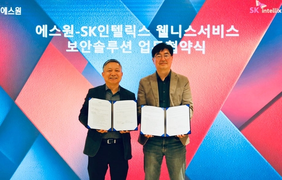 ▲(왼쪽부터) 진길수 에스원 시큐리티사업부장, 김형진 SK인텔릭스 나무엑스사업본부장이 지난 30일 업무협약식 이후 기념사진을 촬영하고 있다. / 사진=SK인텔릭스 SK인텔릭스, 에스원과 MOU 체결…나무엑스, 움직이는 CCTV로