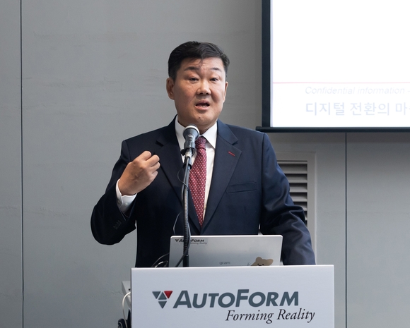 ▲조영빈 오토폼엔지니어링코리아 대표가 7일 기자간담회에서 발표하고 있다. / 사진=오토폼엔지니어링 오토폼엔지니어링 “사라지는 제조 현장 지식 디지털화 시급”