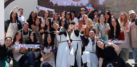 ▲이달 4일 미국 LA에서 열린 CJ제일제당 K-쿠킹 클래스 바이 퀴진케이 참가자들이 사진을 촬영하고 있다. / 사진=CJ제일제당 CJ제일제당 ‘퀴진케이’, LA∙뉴욕서 한식 쿠킹 클래스 성료