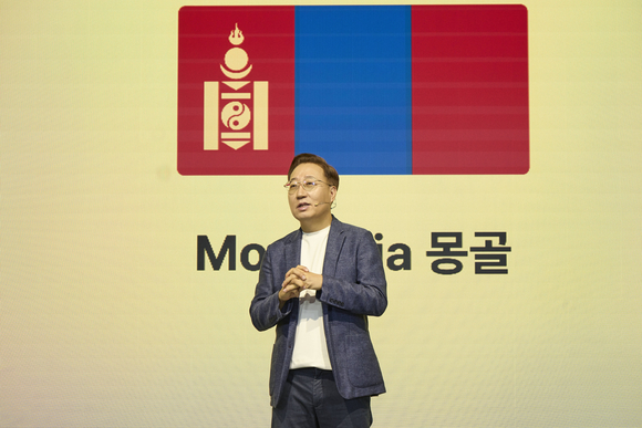 ▲윤호영 카카오뱅크 대표이사가 8일 서울시 영등포구에서 열린 '2026 카카오뱅크 프레스톡'에서 신규 글로벌 진출 국가인 '몽골'에 대해 소개하고 있다. / 사진=카카오뱅크
