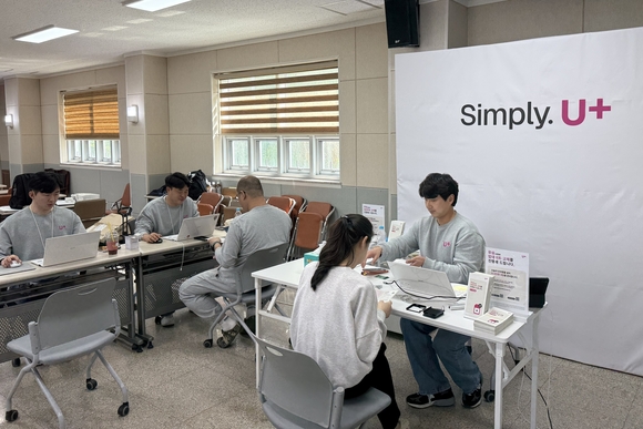 ▲LG유플러스는 지난 13일 유심(USIM) 업데이트 및 무료 교체 첫날 실적이 18만1009건으로 집계됐다고 밝혔다. 사진은 지난 13일 경상북도 울릉군 어업인복지회관에 마련된 유심 업데이트 및 무료 교체 부스에서 LG유플러스 고객이 안내 받고 있는 모습 / 사진=LG유플러스 LG유플러스, 유심 업데이트·무료 교체 첫날 18만 건 완료
