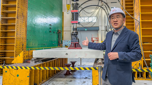 ▲GS건설 관계자가 모듈러 교량 전단면 PC바닥판 구조성능 공개실험에 대해 설명하고 있다. / 사진=GS건설 GS건설, 모듈러 교량 접합부 개선…신소재 공법 도입