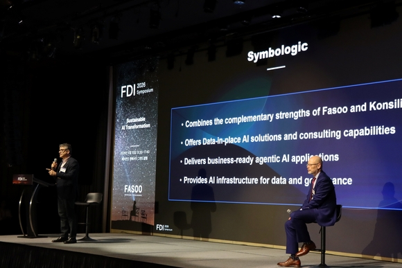 ▲이달 출범하는 파수AI 미국법인 심볼로직의 롭 마라노 CEO(왼쪽)와 론 아덴 부사장이 지난 15일 서울 여의도 페어몬트 서울에서 개최된 ‘FDI 심포지움’에서 발표하고 있다. / 사진=파수AI 파수AI, ‘지속가능한 AI 혁신 전략’ 제시