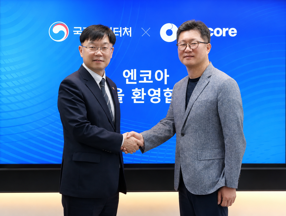▲안형준 국가데이터처 처장(왼쪽)과 김주민 엔코아 대표가 지난 26일 엔코아 본사에서 만나 악수하고 있다. / 사진=엔코아 엔코아, 국가데이터처에 공공데이터 품질관리 고도화 방안 제시