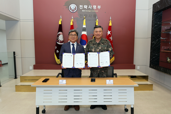 ▲(왼쪽부터) 최종원 KAI 전략본부장과 박재열 전략사령관 중장이 업무협약 후 기념촬영을 하고 있다. / 사진=한국항공우주산업(KAI) KAI, 전략사령부와 미래 전장 대응 기술 협력 확대
