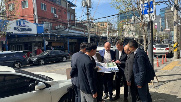 ▲두 회사 관계자들이 성수3지구를 방문해 현장 점검을 하고 있다. / 사진=삼성물산 건설부문 삼성물산, 성수3지구 설계에 영국 건축설계사 ‘포스터+파트너스’ 참여