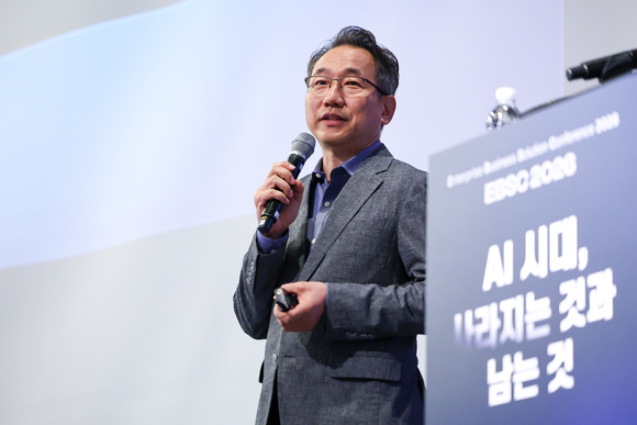 ▲호웅기 영림원소프트랩 전무가 지난 18일 ‘EBSC 2026’에서 발표하고 있다. / 사진=영림원소프트랩 “연결”…영림원소프트랩이 제시한 AI 시대 SW 경쟁력