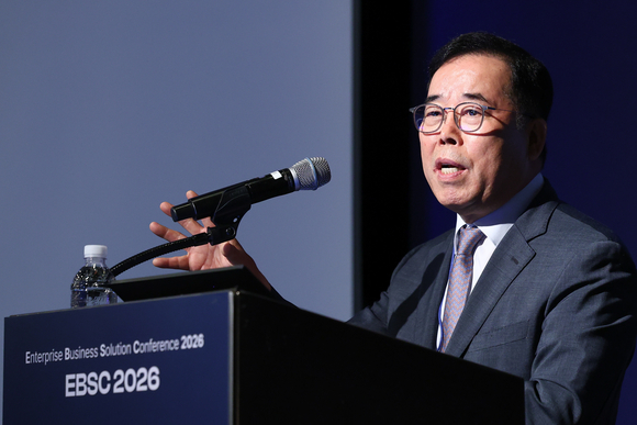 ▲박성중 한국생산성본부 회장이 지난 18일 ‘EBSC 2026’에서 축사를 하고 있다. / 사진=영림원소프트랩 “연결”…영림원소프트랩이 제시한 AI 시대 SW 경쟁력