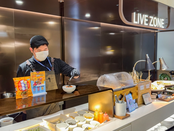 ▲인천공항 라운지에서 농심 배홍동 메뉴를 제공하고 있다. / 사진=농심 농심 배홍동막국수, 인천공항 라운지서 맛본다