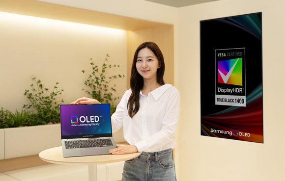 ▲VESA의 새로운 고휘도 디스플레이 인증 등급 'DisplayHDR True Black 1400' 획득을 지원하는 삼성디스플레이의 노트북용 탠덤 OLED 데모 제품 / 사진=삼성디스플레이 레노버 시작으로 델·MSI까지…삼성D, 초고밝기 OLED 공급 확대