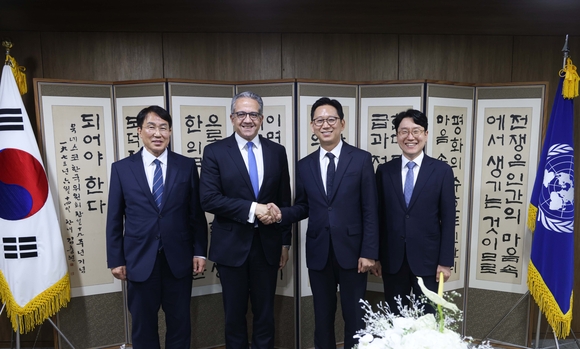▲(왼쪽부터) 홍현익 유네스코 한국위원회 사무총장, 칼레드 엘에나니 유네스코 사무총장, 배경훈 부총리 겸 과학기술정보통신부 장관, 임우형 LG AI연구원 공동 연구원장이 20일 서울 명동 유네스코 한국위원회에서 열린 AI 윤리 MOOC 프로젝트 글로벌 런칭 행사에서 기념촬영을 하고 있다. / 사진=LG AI연구원 LG-유네스코, ‘AI 윤리 MOOC 프로젝트’ 글로벌 런칭