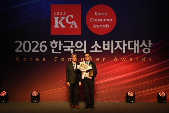 ▲강재훈 풀무원 리빙케어사업본부 본부장(오른쪽)이 ‘2026 한국의 소비자대상’ 시상식에서 수상 후 기념촬영을 하고 있다. / 사진=풀무원 풀무원, 소형 김치냉장고 경쟁력 입증…2년 연속 대상
