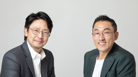 ▲카카오게임즈 이시우 공동대표(오른쪽)와 김태환 공동대표 / 사진=카카오게임즈 바닥 다진 카카오게임즈, 내년엔 다르다…‘오딘Q’로 반등 승부