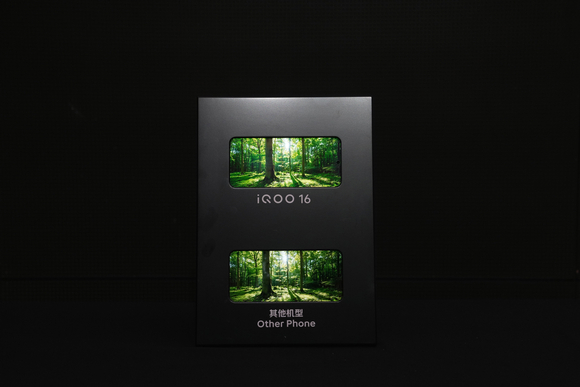 ▲ 삼성디스플레이의 2K+165Hz 패널을 적용한 'iQOO 16'과 기존 제품을 비교 전시한 모습 / 사진=삼성디스플레이 삼성디스플레이, 세계 최초 2K·165Hz 게이밍 스마트폰 OLED 개발