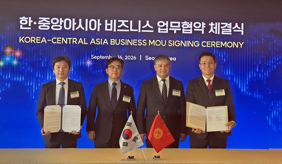 ▲미소정보기술이 키르기스스탄 FIA와 의료분야 디지털 전환 및 AI 기술 협력을 위한 업무협약을 체결하고 중앙아시아 시장 진출에 본격 나섰다. 안동욱 미소정보기술 의장(맨 왼쪽) 등 관계자들이 지난 16일 열린 업무협약 체결식에서 기념촬영을 하고 있다. / 사진=미소정보기술 미소정보기술, 키르기스스탄 국가 의료정보화 사업 추진