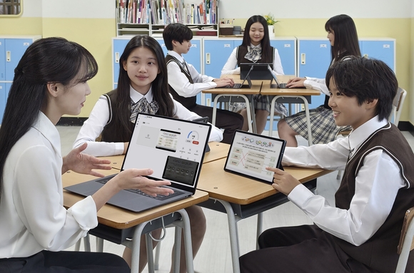 ▲교사가 '갤럭시 클래스룸'의 교실 수업용 솔루션 '삼성 녹스 클래스룸'을 활용해 학생용 태블릿을 그룹별로 구성해 협업 수업을 진행하고 있다. / 사진=삼성전자 삼성전자, 맞춤형 교육 솔루션 갤럭시 클래스룸 출시
