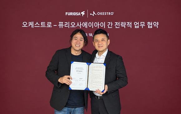 ▲김민준 오케스트로 그룹 의장(오른쪽)과 백준호 퓨리오사에이아이 대표가 지난 18일 서울 강남구 퓨리오사AI 본사에서 ‘NPU 기반 AI 인프라 및 플랫폼 기술·사업 협력’을 위한 업무협약을 체결한 뒤 기념촬영을 하고 있다. / 사진=오케스트로 오케스트로-퓨리오사AI, 국산 NPU 기반 AI 인프라 상용화 맞손