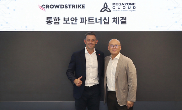 ▲염동훈 메가존클라우드 대표(오른쪽)와 조너선 딕슨 크라우드스트라이크 일본 및 아태지역 총괄 부사장이 과천 메가존산학연센터에서 파트너십 체결 후 기념촬영을 하고 있다. / 사진=메가존클라우드 메가존클라우드, 크라우드스트라이크와 맞손…AI 기반 통합보안 사업 강화