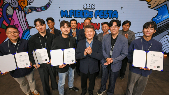 ▲이규석 현대모비스 대표가 ‘2026 엠필즈 페스타 & 발명의 날’ 시상식에서 우수 아이디어 수상자들과 기념 촬영을 하고 있다. / 사진=현대모비스 현대모비스, ‘엠필즈 페스타 & 발명의 날’ 개최…아이디어 성과 공유