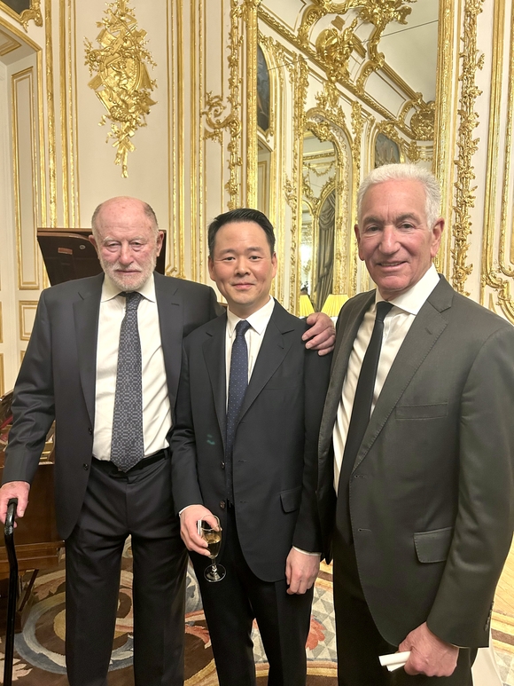 ▲(오른쪽부터)찰스 쿠슈너(Charles Kushner) 주불 미국대사, 허진수 상미당홀딩스 부회장, 조지 겔러트(George Gellert) GGG 회장이 지난 18일(현지시간) 프랑스 파리 주불 미국대사관저에서 열린 GGG 파트너 초청 행사에서 기념촬영을 하고 있다. / 사진=상미당홀딩스 상미당홀딩스 허진수 부회장, 미국·유럽 식품기업과 협력 강화